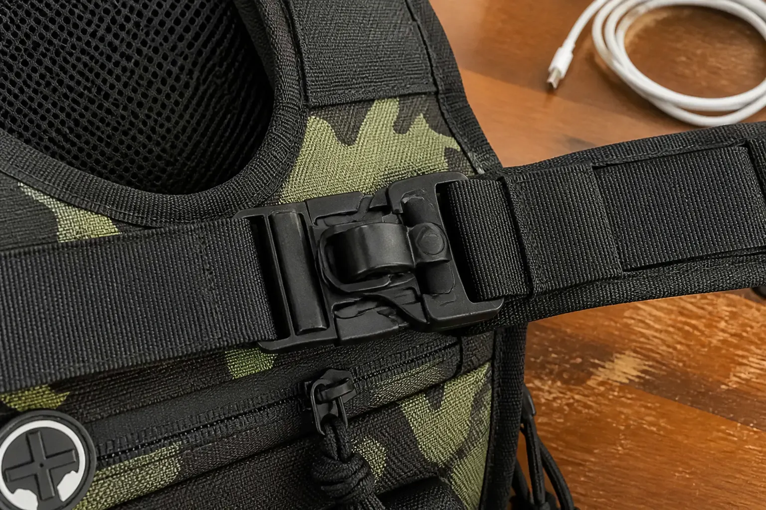 Locking swivel buckles