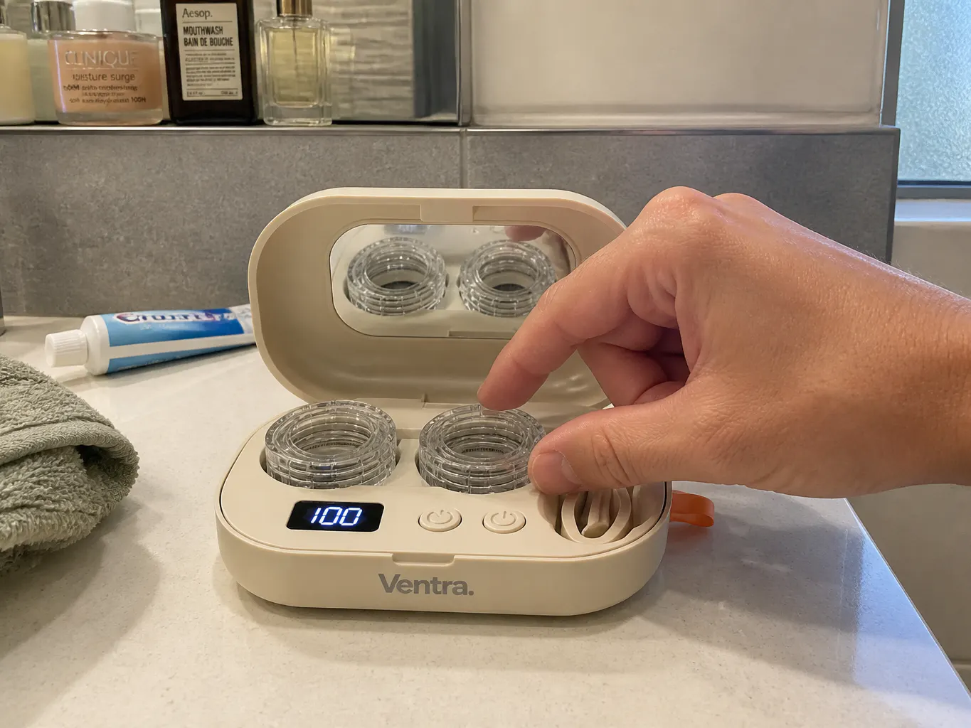 Built-in tweezers lifting a lens into the left chamber