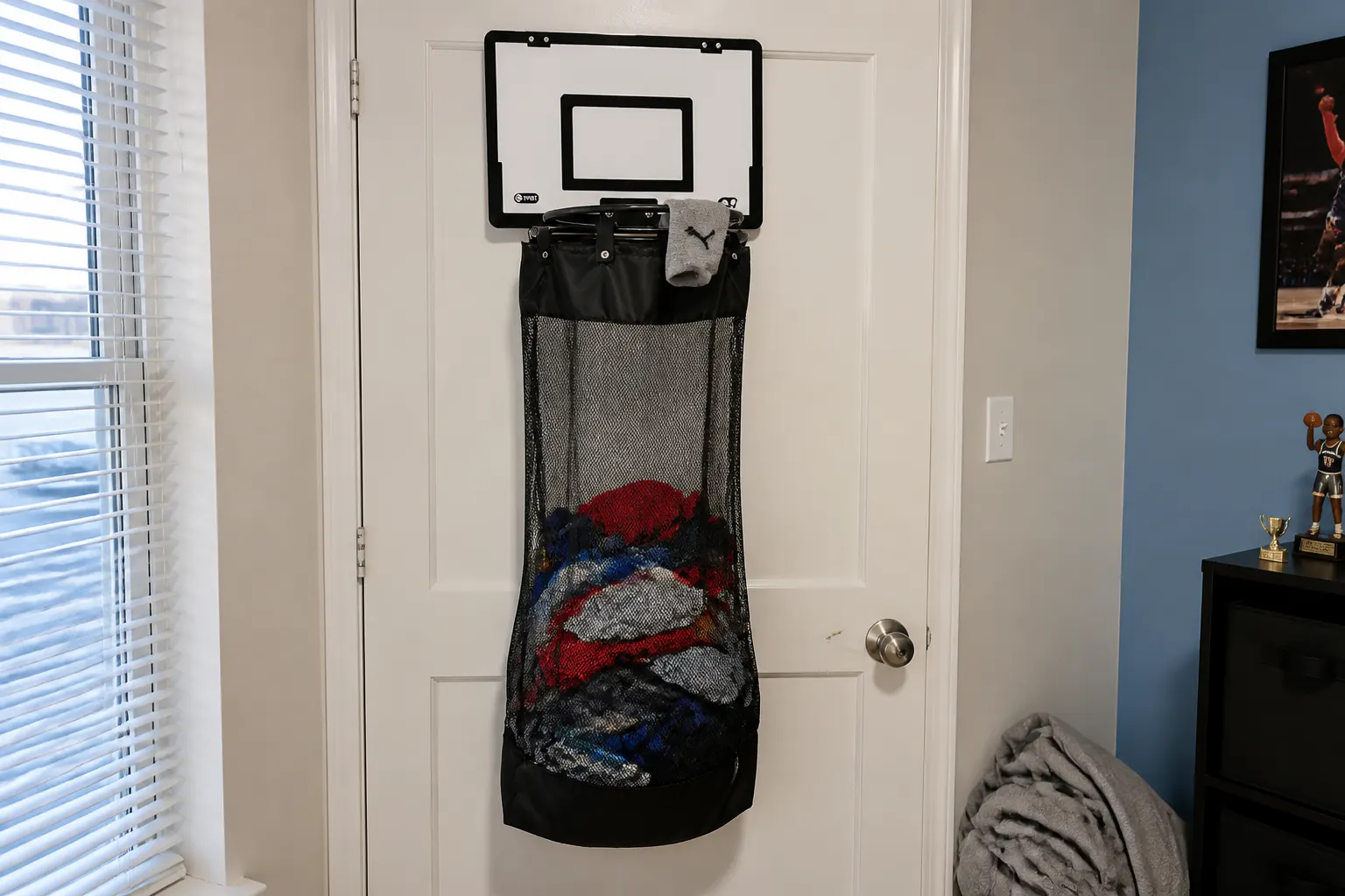 Clothes collecting in the breathable mesh net