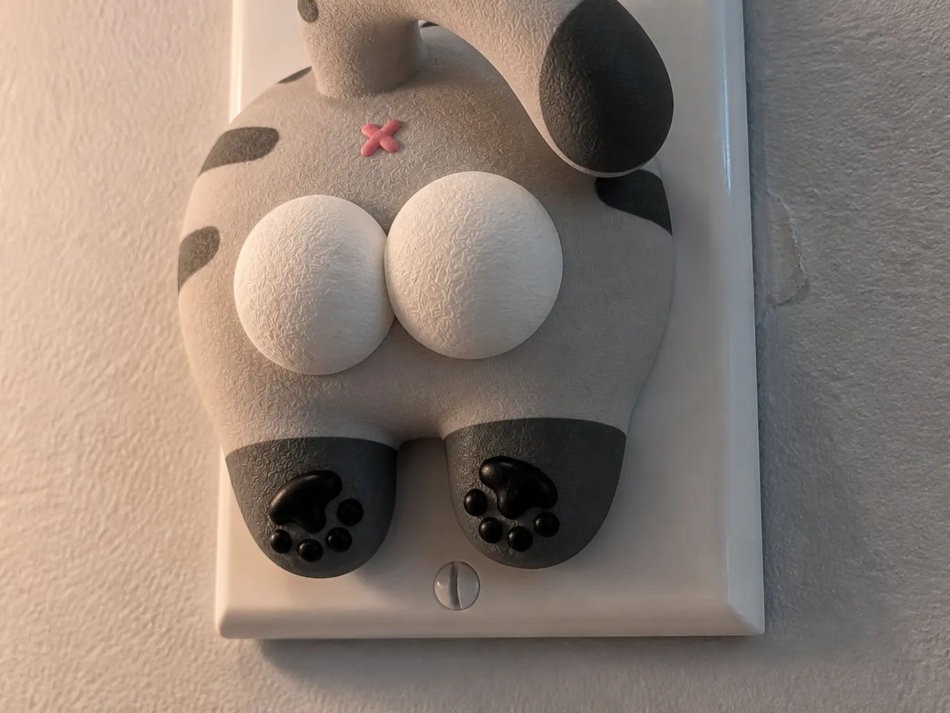 Extreme close-up of the surface finish and the pink paw pads