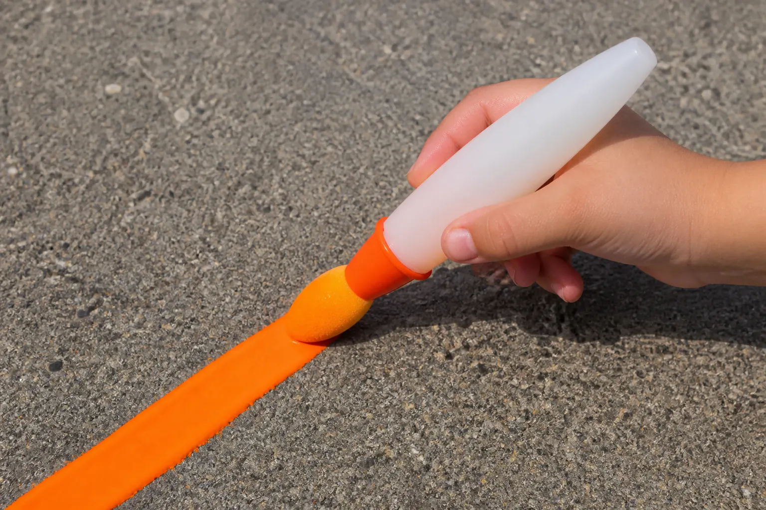Ventra sponge tip laying a thick even vibrant chalk-paint stroke
