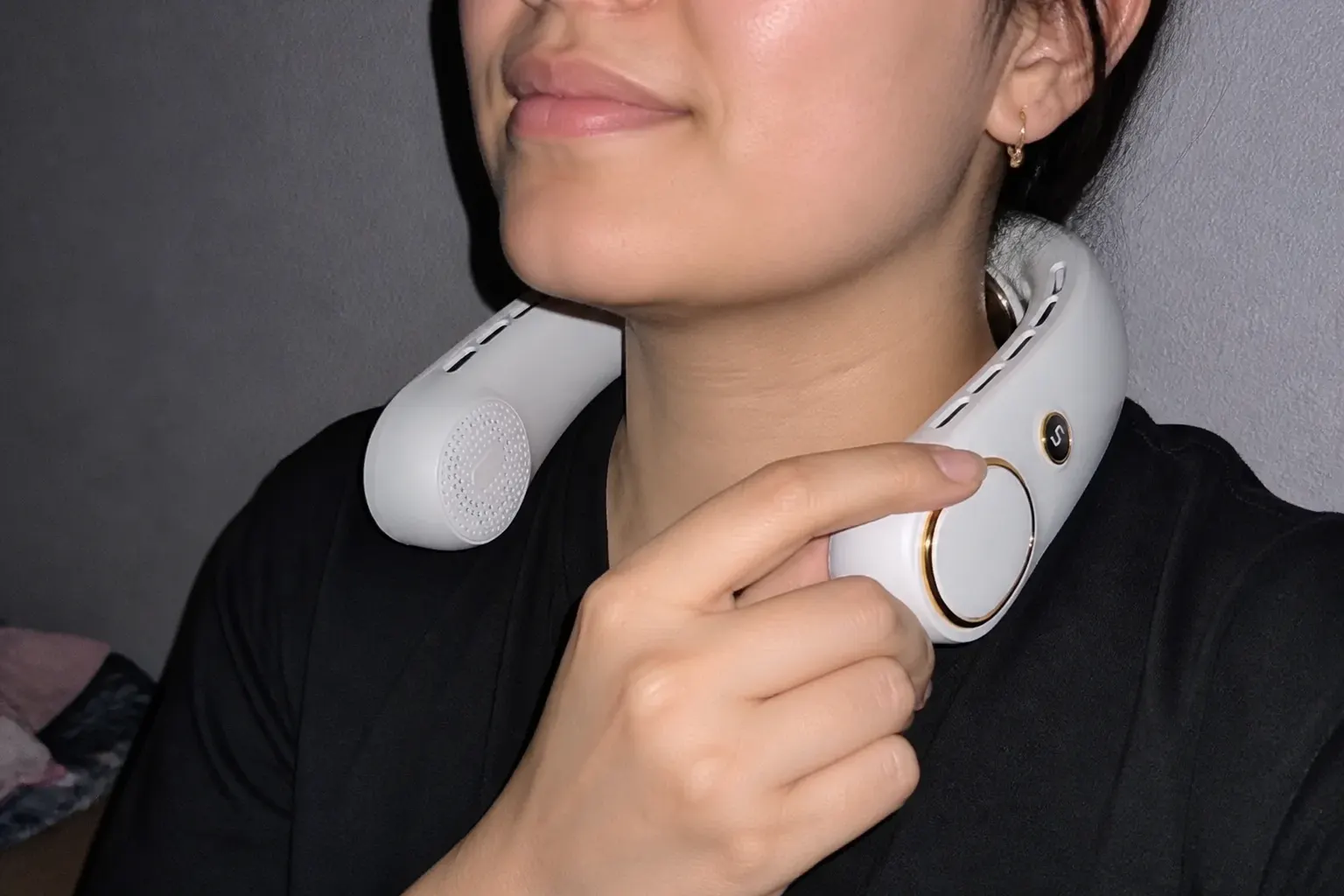 Customer wearing the neck fan