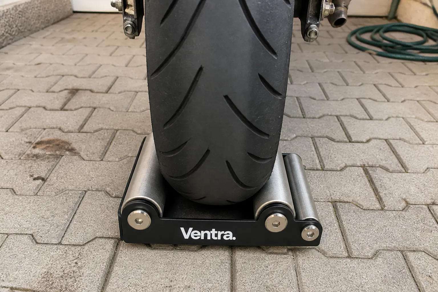 Close-up of the rear tire staying centered on the Ventra rollers while the wheel spins
