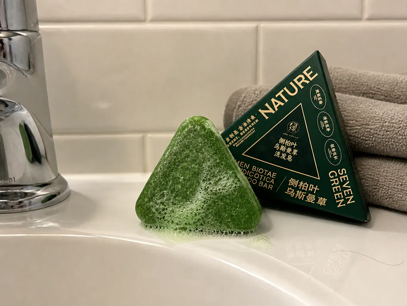 A gentle cleanse that reduces shedding.