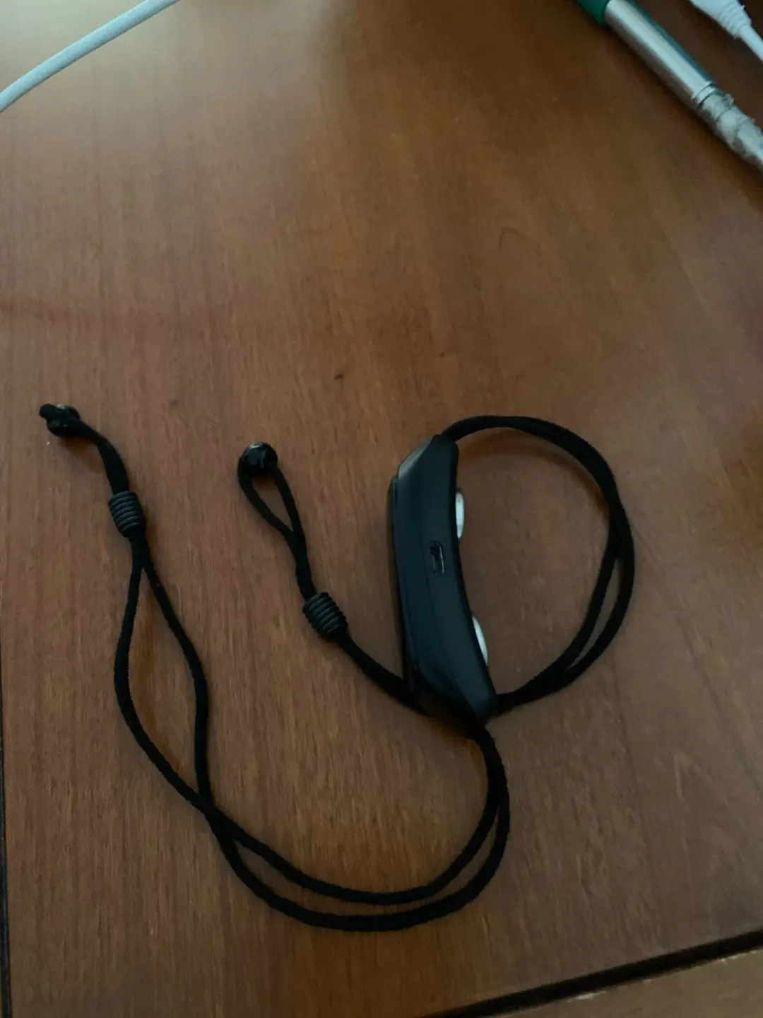 יד מכווננת את בקרת העוצמה על הפוד